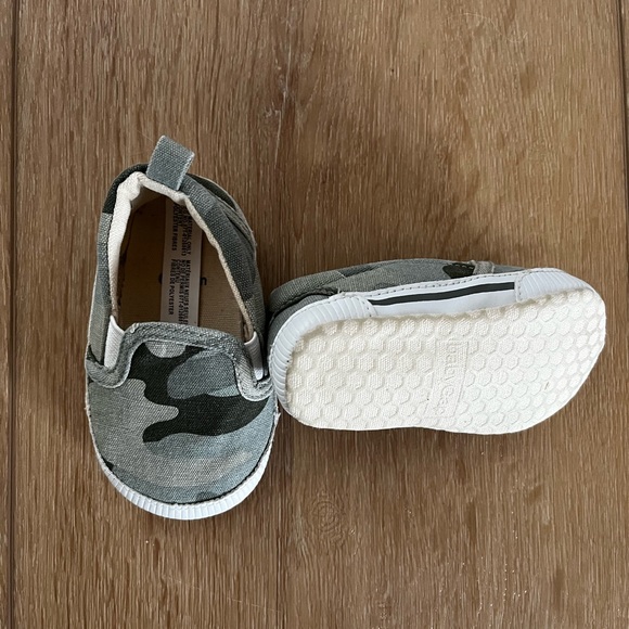 Camo Baby Gap Shoes, Sz 0-3 months. - Picture 2 of 2
